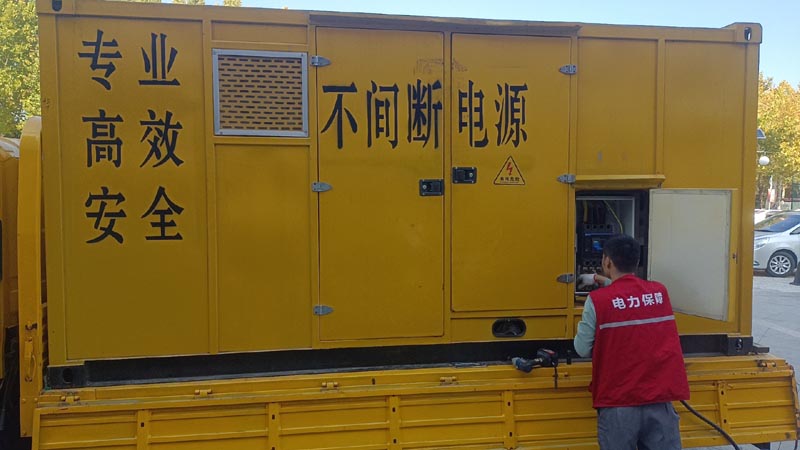 定日柴油发电机组和UPS电源配合使用时，如何避免切换过程中的电力中断？