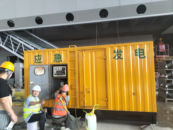 定日怎样判断空气滤清器是否需要更换？